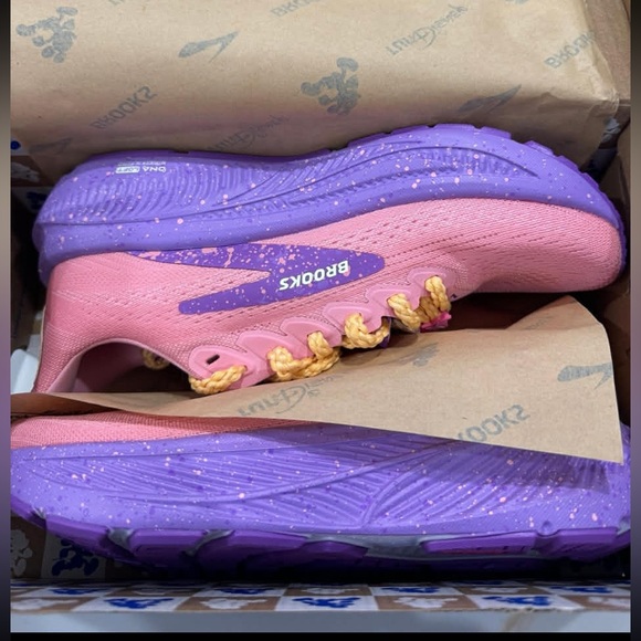 RunDisney Rapunzel Brooks Ghost 17  - Women’s 13 - Brand New In Box - Picture 2 of 7